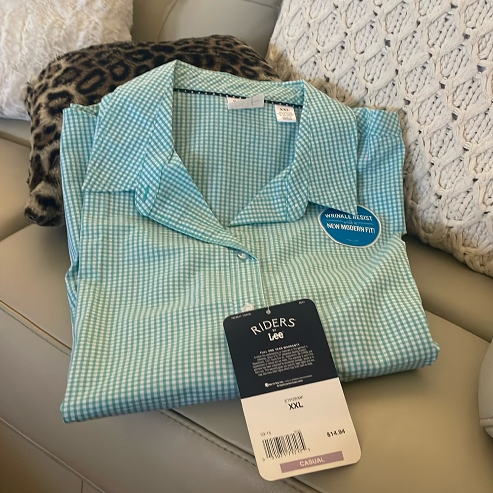 New with tags. Mint green checked blouse. Size is XXL as seen in picture
